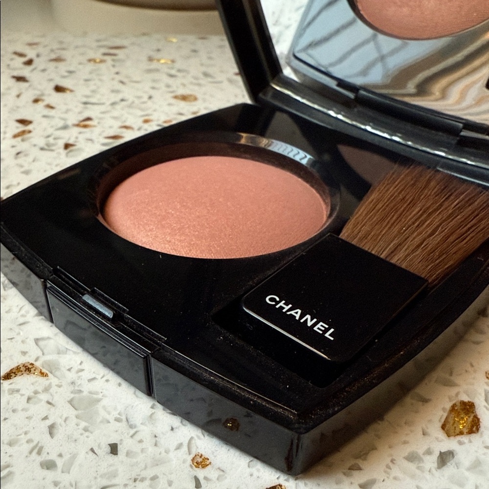 CHANEL Peachy Pink Blush Compact with Brush - Picture 3 of 6